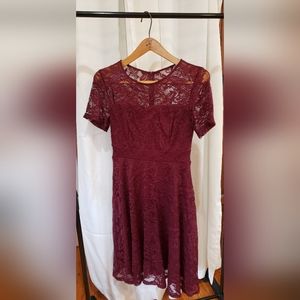 Size M burgundy lace short sleeve dress